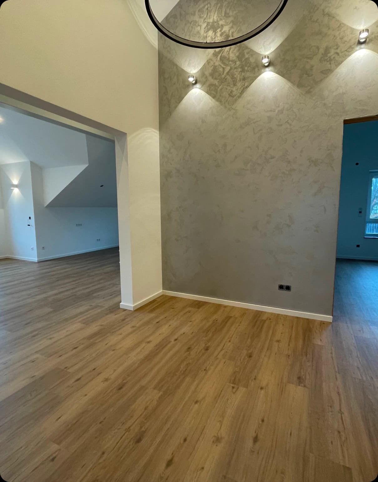 Dünner etwas dunklerer Parkett