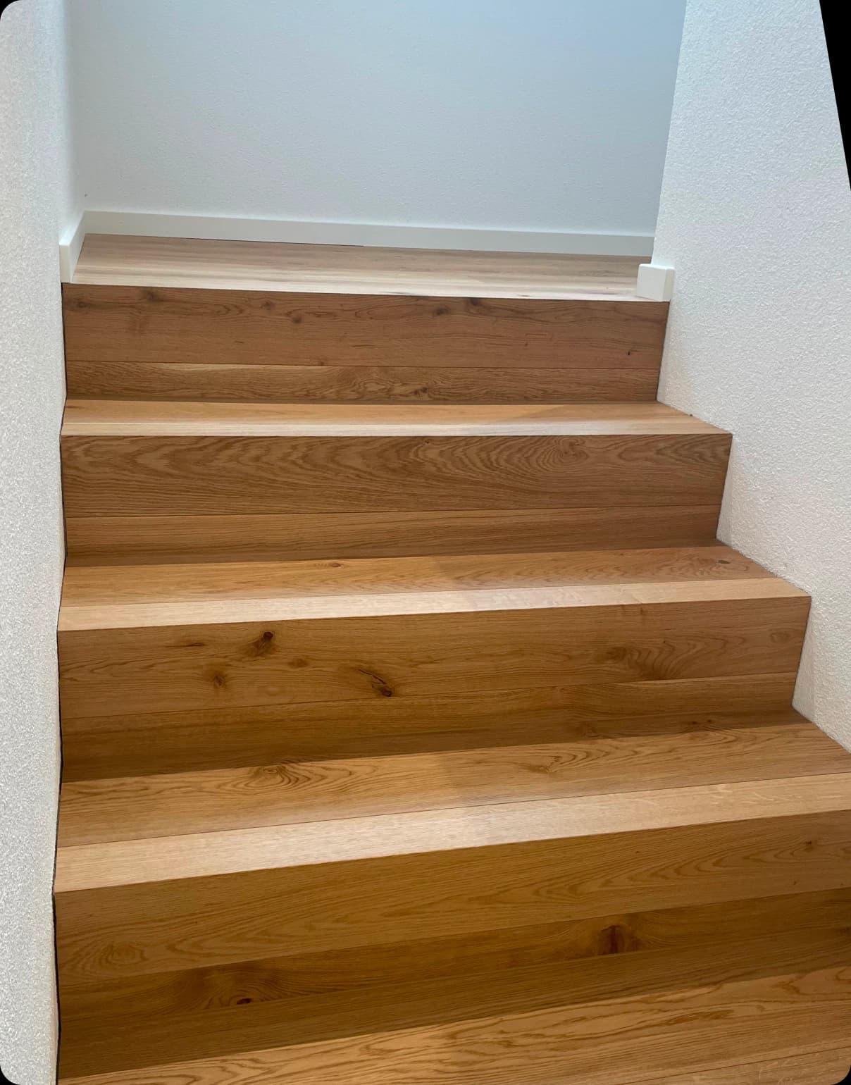 Holztreppe in Eichenfarben