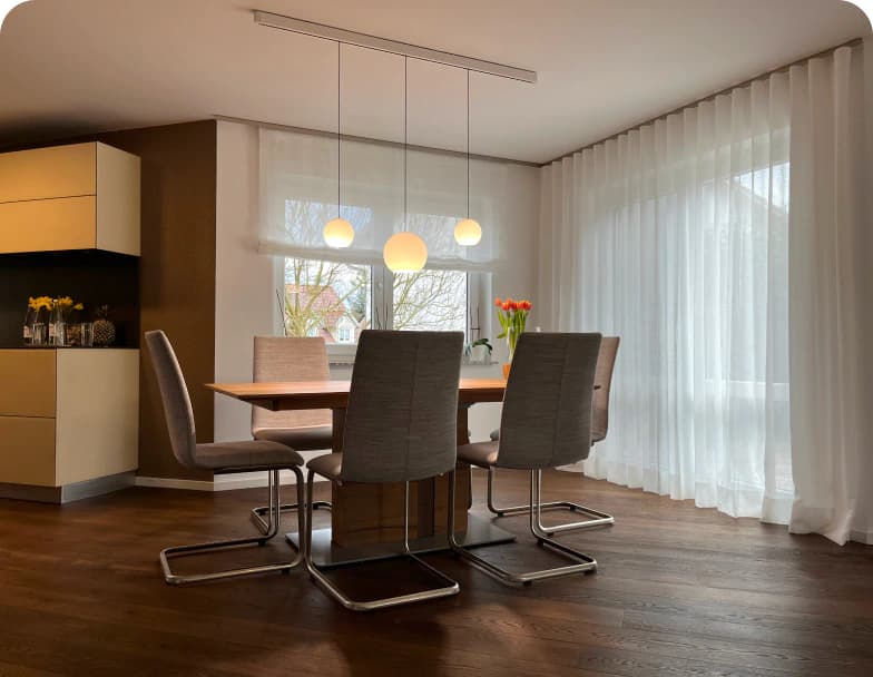 Bild einer Gardine neben Esstisch