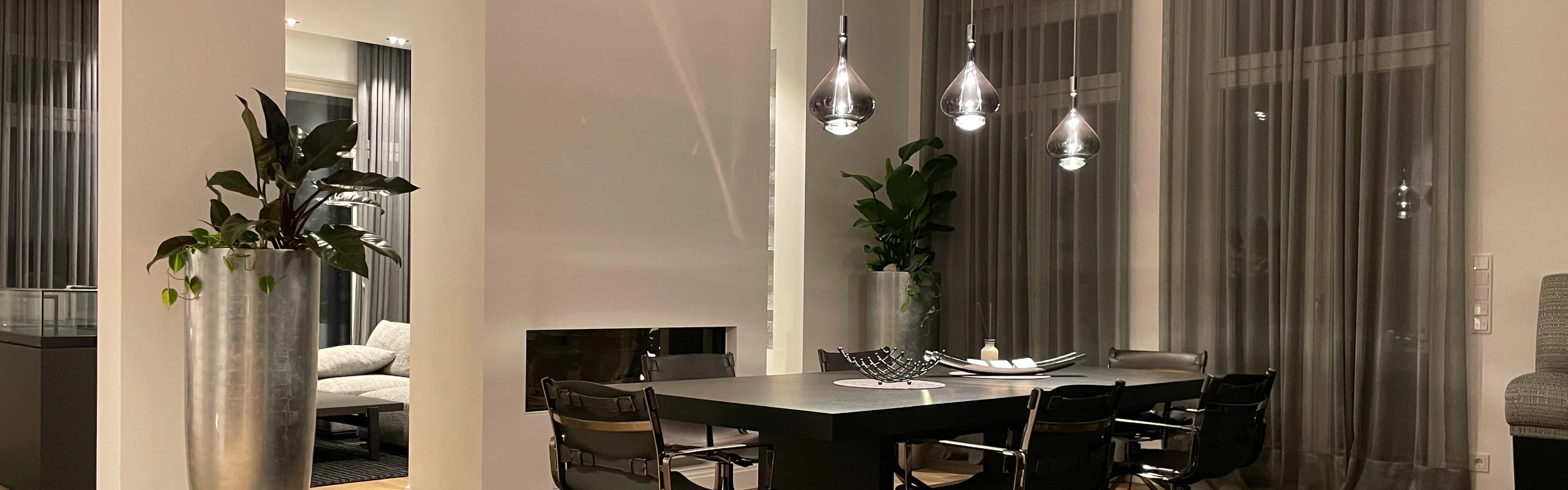 Esszimmertisch mit passender Lampe von der Decke hängend