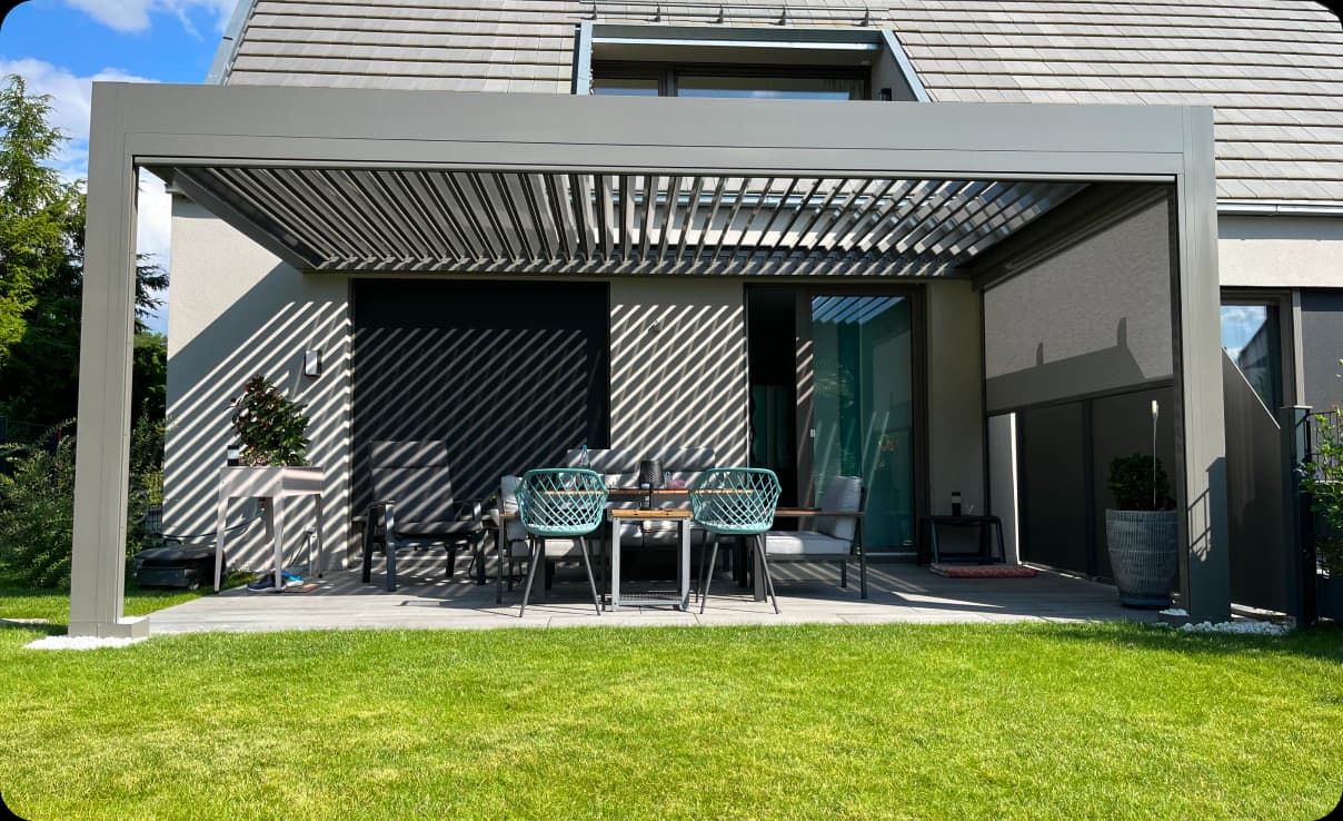 Grüne Wiese mit Pergula