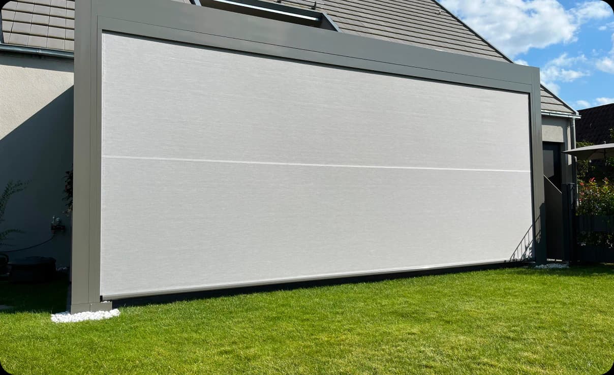 Pergula geschlossen, Sichtschutz heruntergefahren