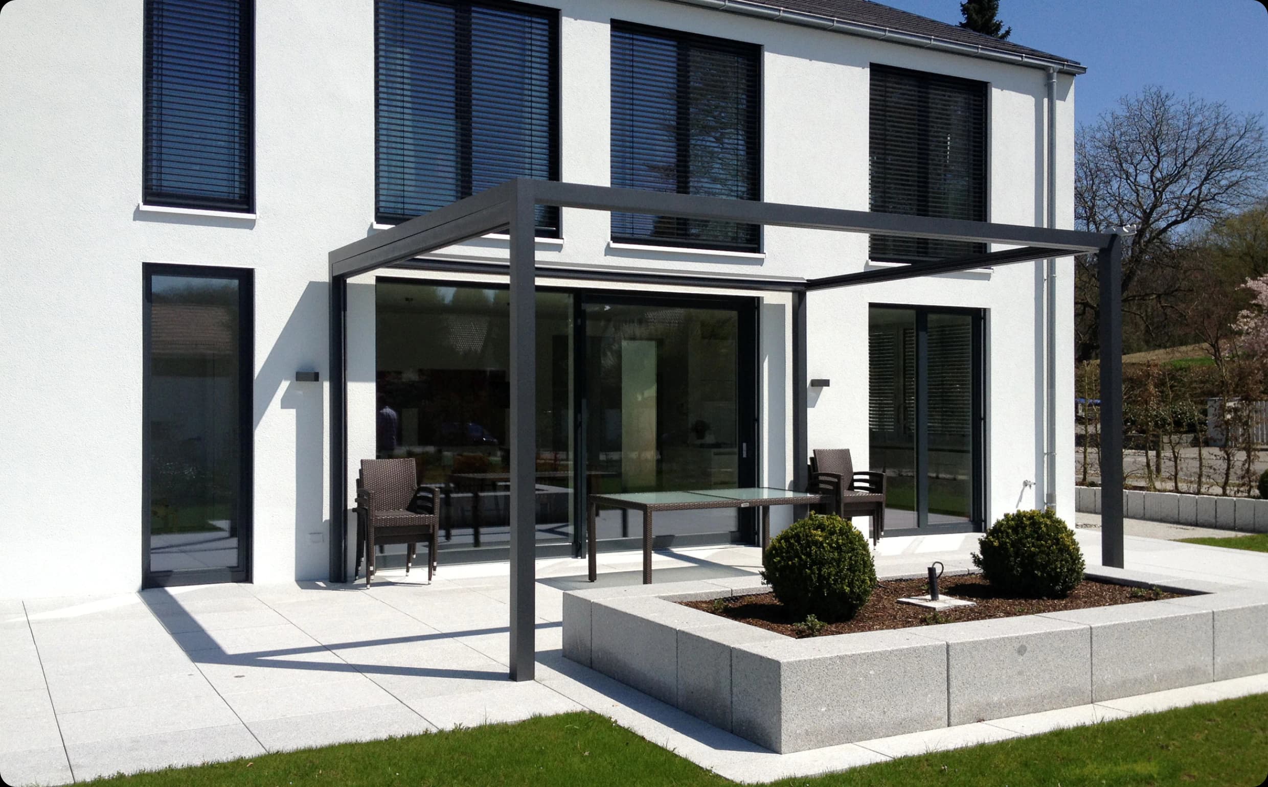 Haus von außen mit Pergula und Rolladen von raumdecor schnell aus bietigheim