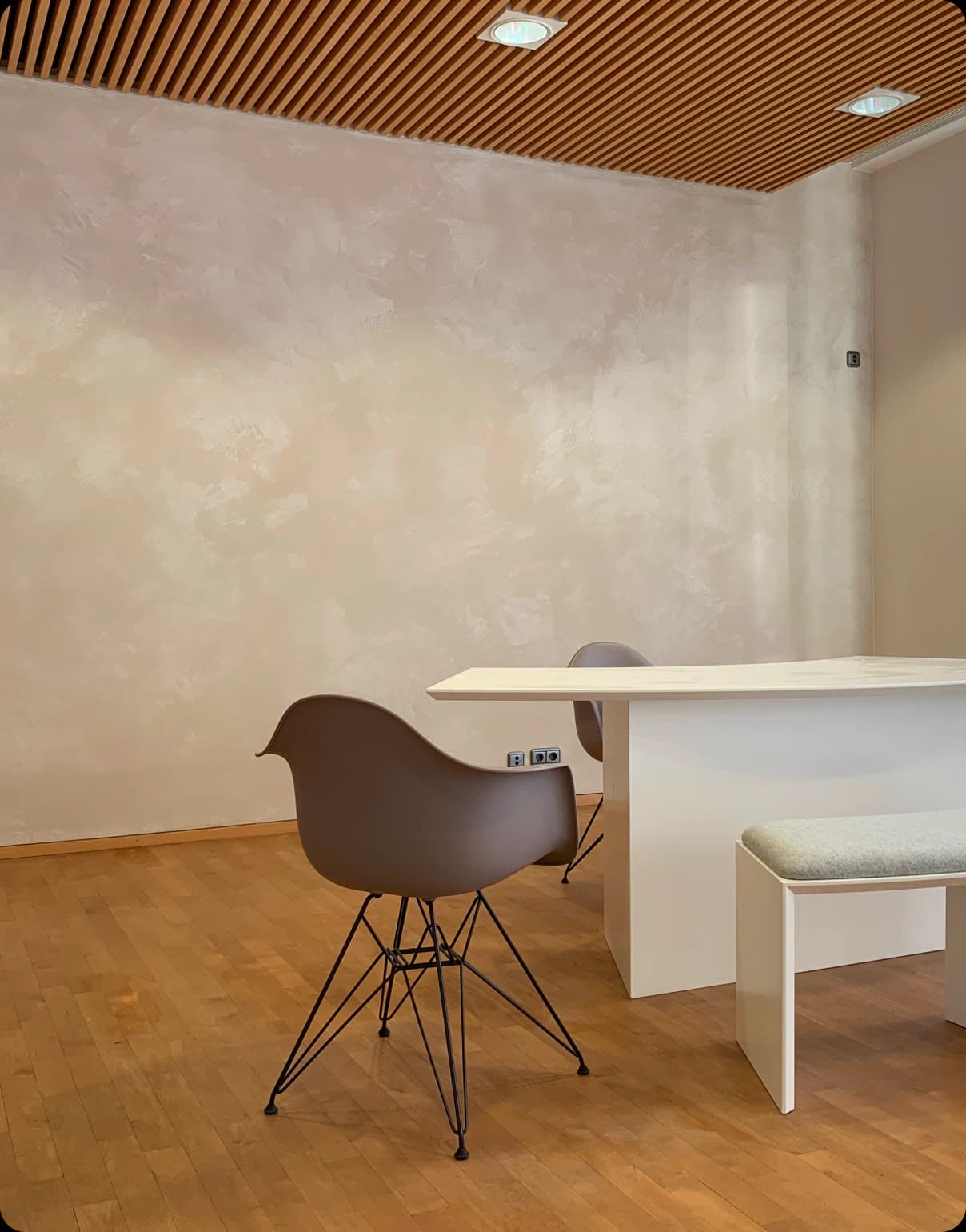 Frisch renoviertes Wohnzimmer mit verputzer Wand mit Muster